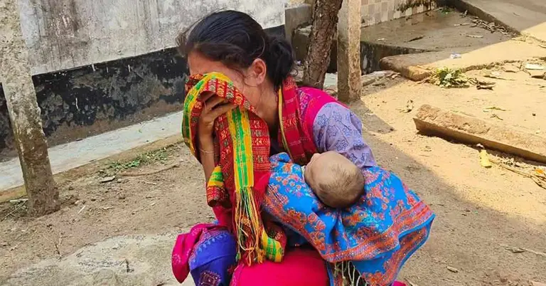 হাসপাতালের বাইরে নিহত শিশু ও তার মা
